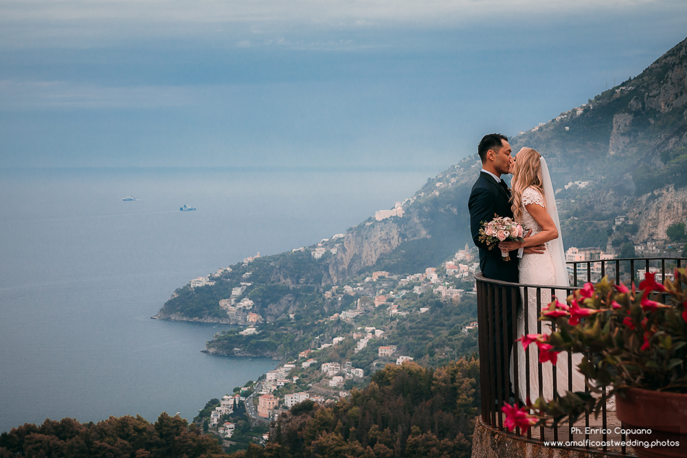 wedding photos on the Infinity Terrace in Villa Cimbrone