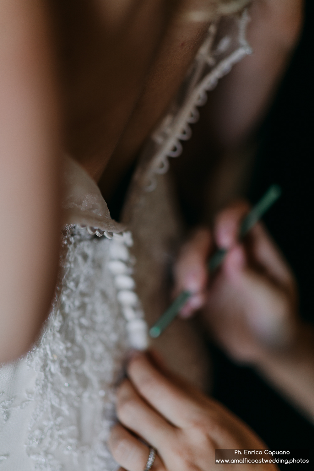 dettaglio del vestito da sposa